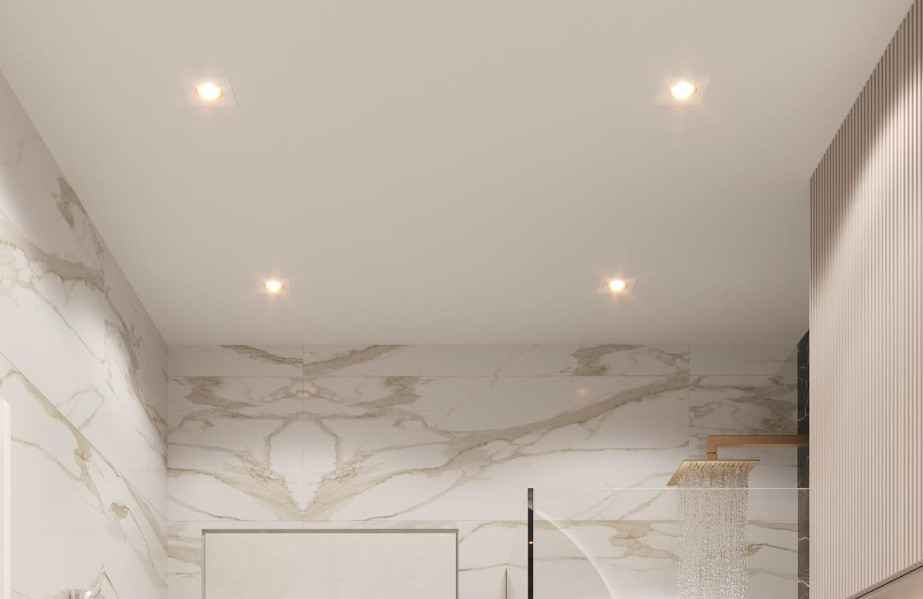 Weiße matte Spanndecke im modernen Badezimmer