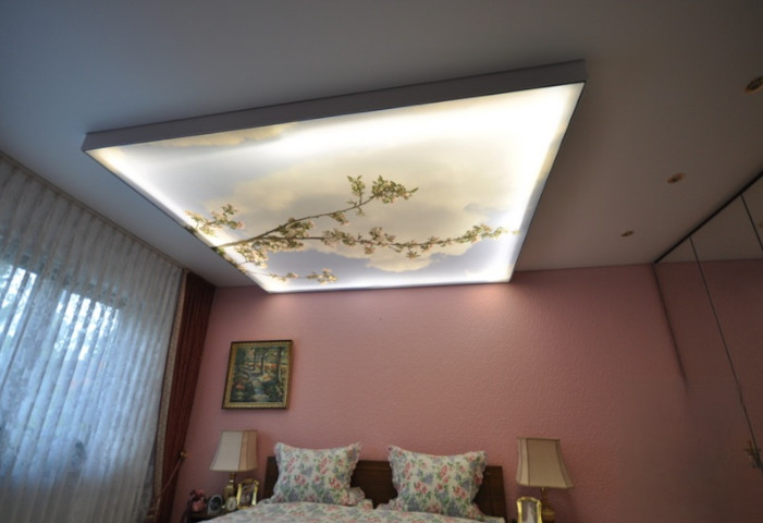 schlafzimmer renovieren Spanndecke mit Motiv