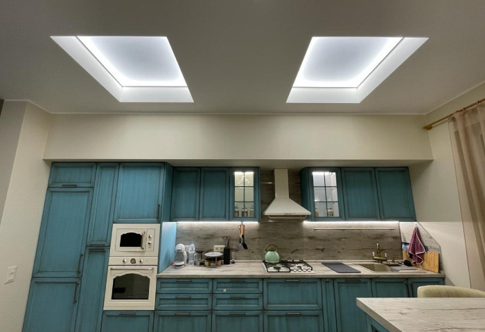 Ältere Küche mit zwei separaten LED-Lichtdecken zur modernen Beleuchtung und Aufwertung der Küchendecke.