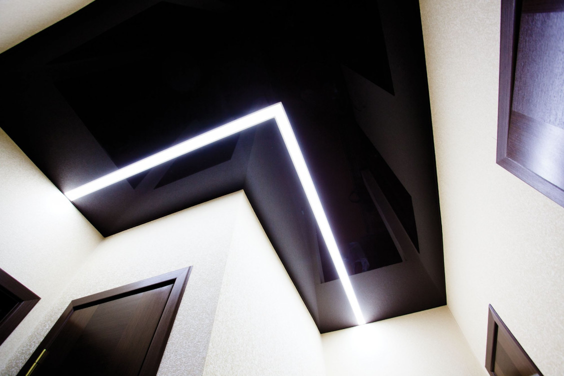 Abgehängte Decke mit moderner LED-Lichtlinie