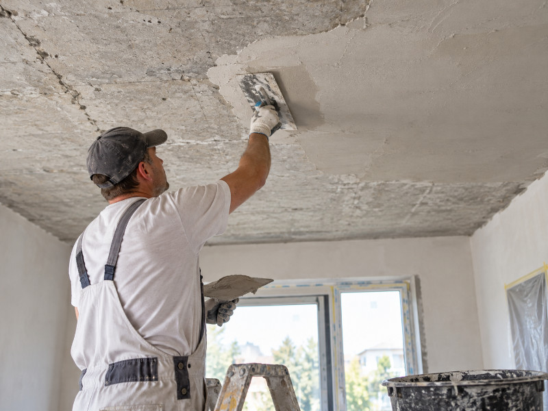 Betondecke beim Verputzen während der Sanierung
