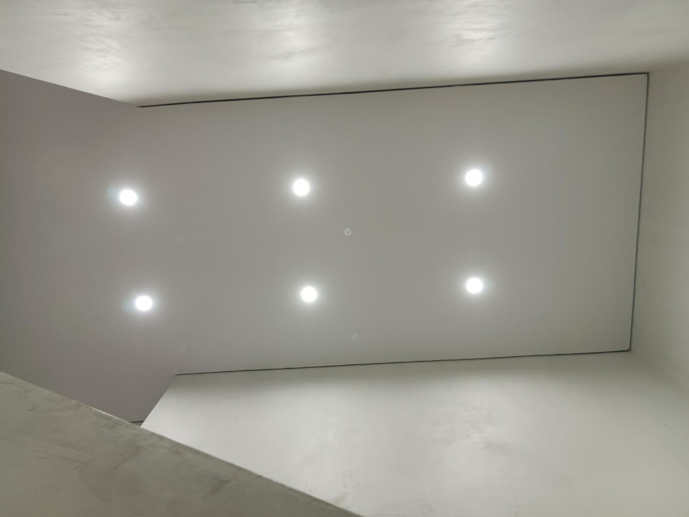Abgehängte Decke mit LED-Spots und Einbaustrahlern