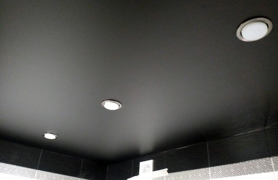 Weiße Satin Spanndecke im Badezimmer