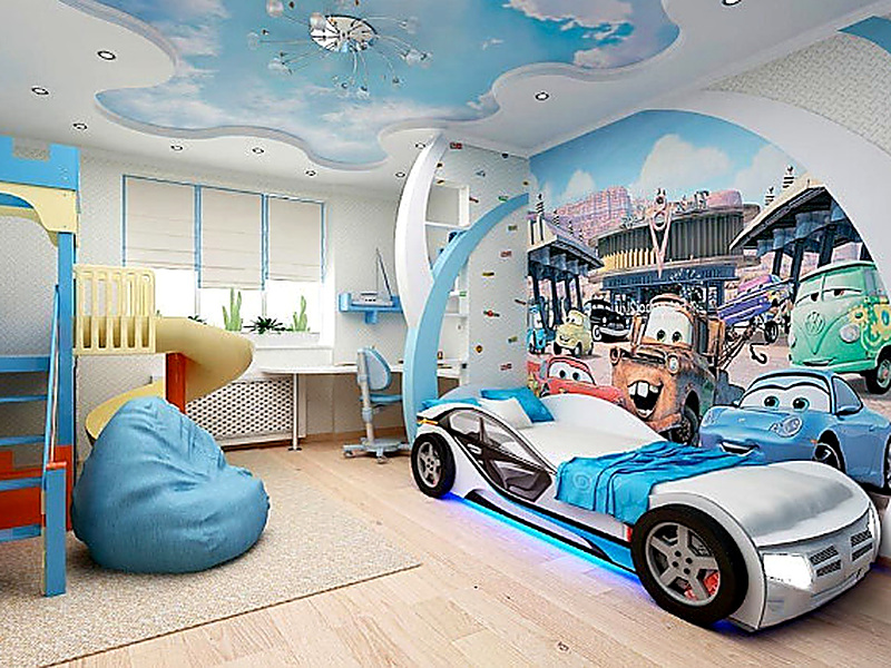 Blaues Jungenzimmer mit Autobett und Spanndecke mit Himmel- und Wolkenmotiv