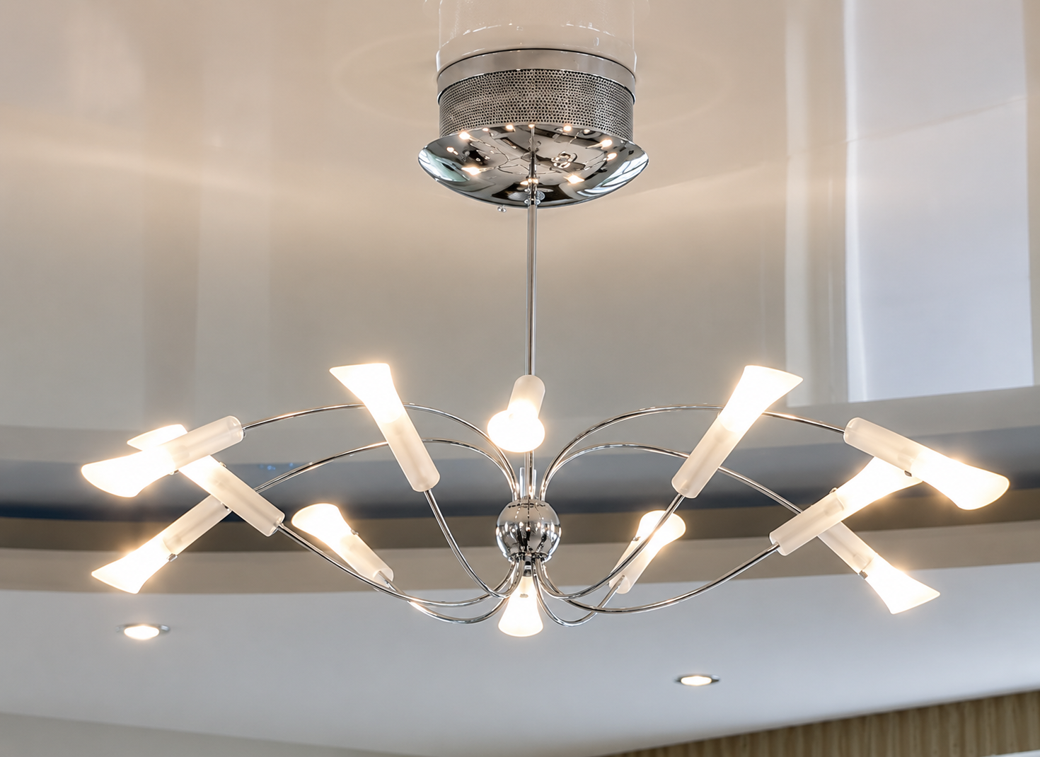 Spanndecke mit Kronleuchter und moderner Beleuchtung