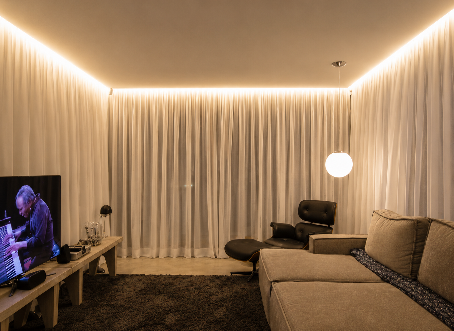 Spanndecke mit indirekter LED Beleuchtung am Deckenrand