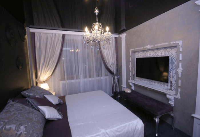 Schwarze Glanz Spanndecke in modernem Schlafzimmer